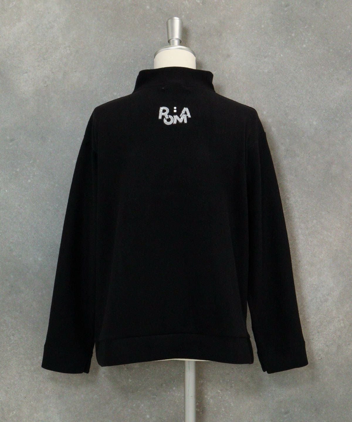 スパンコール刺繍起毛プルオーバー（ブラック）後ろ