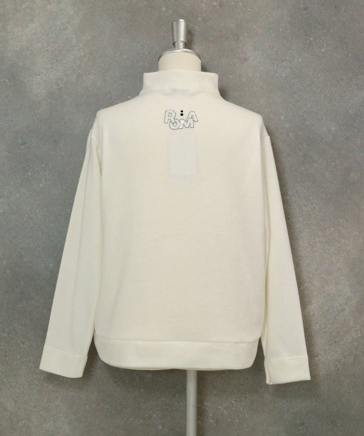 スパンコール刺繍起毛プルオーバー（ホワイト）後ろ