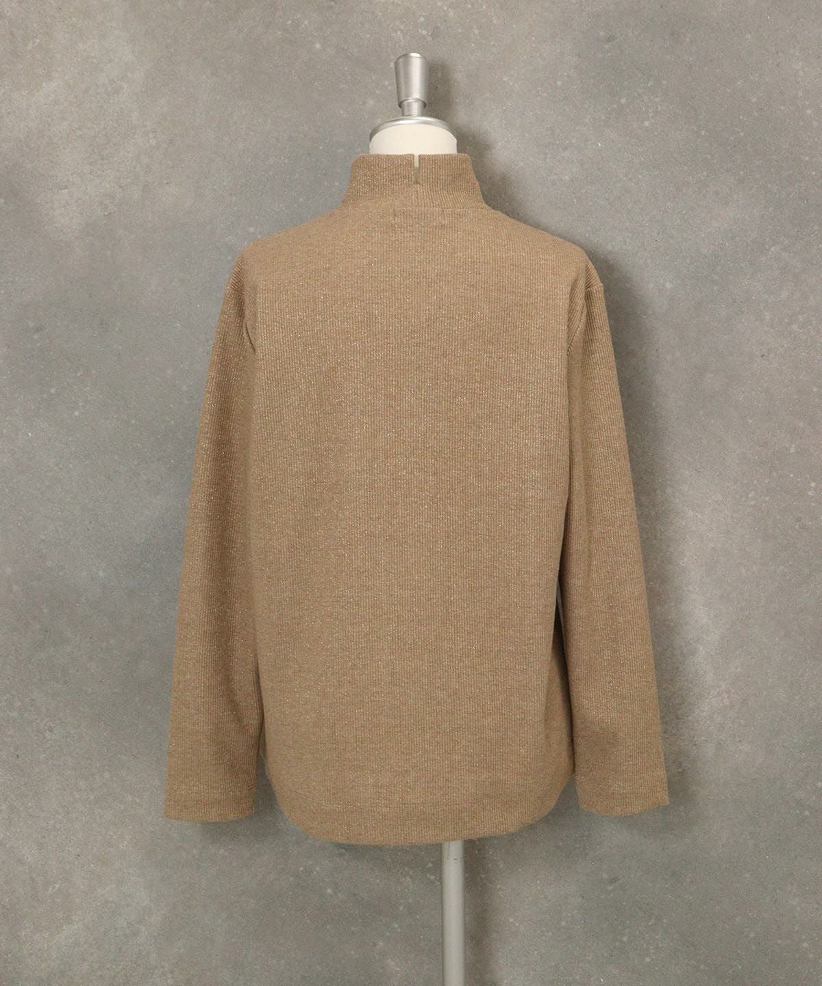 ラメリブハイネックニット後ろ（キャメル）