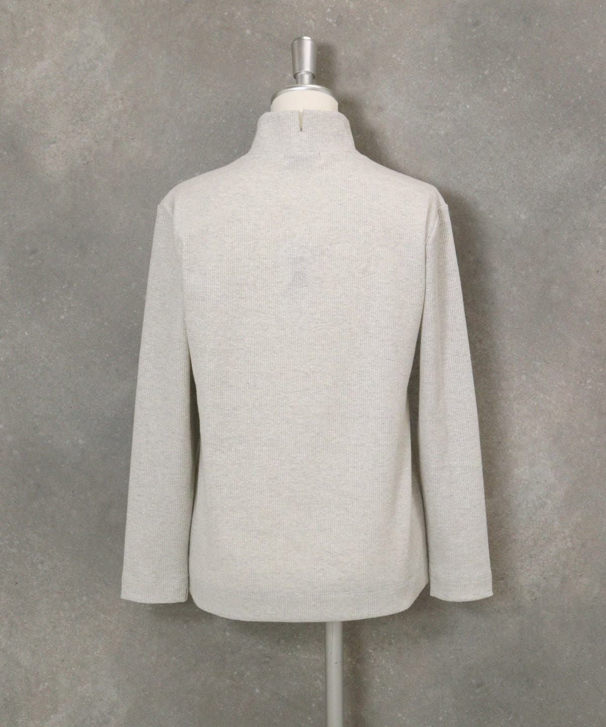 ラメリブハイネックニット後ろ（ライトグレー）