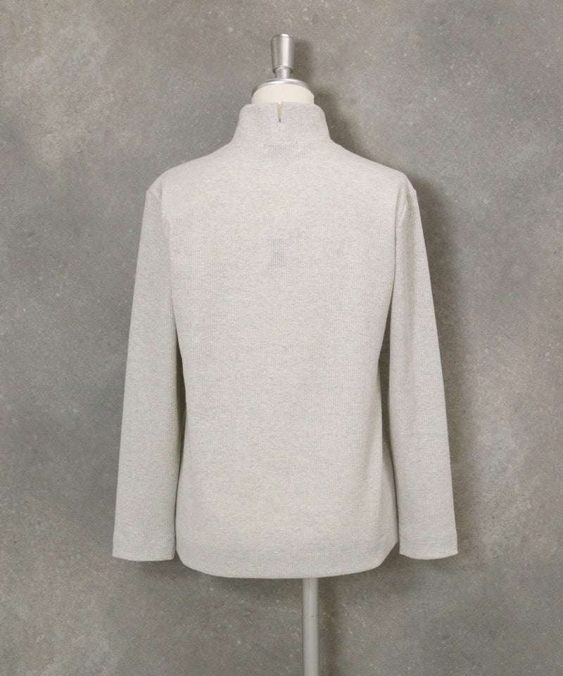 ラメリブハイネックニット後ろ（ライトグレー）