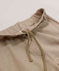 ウエスト部分アップ(ベージュ)