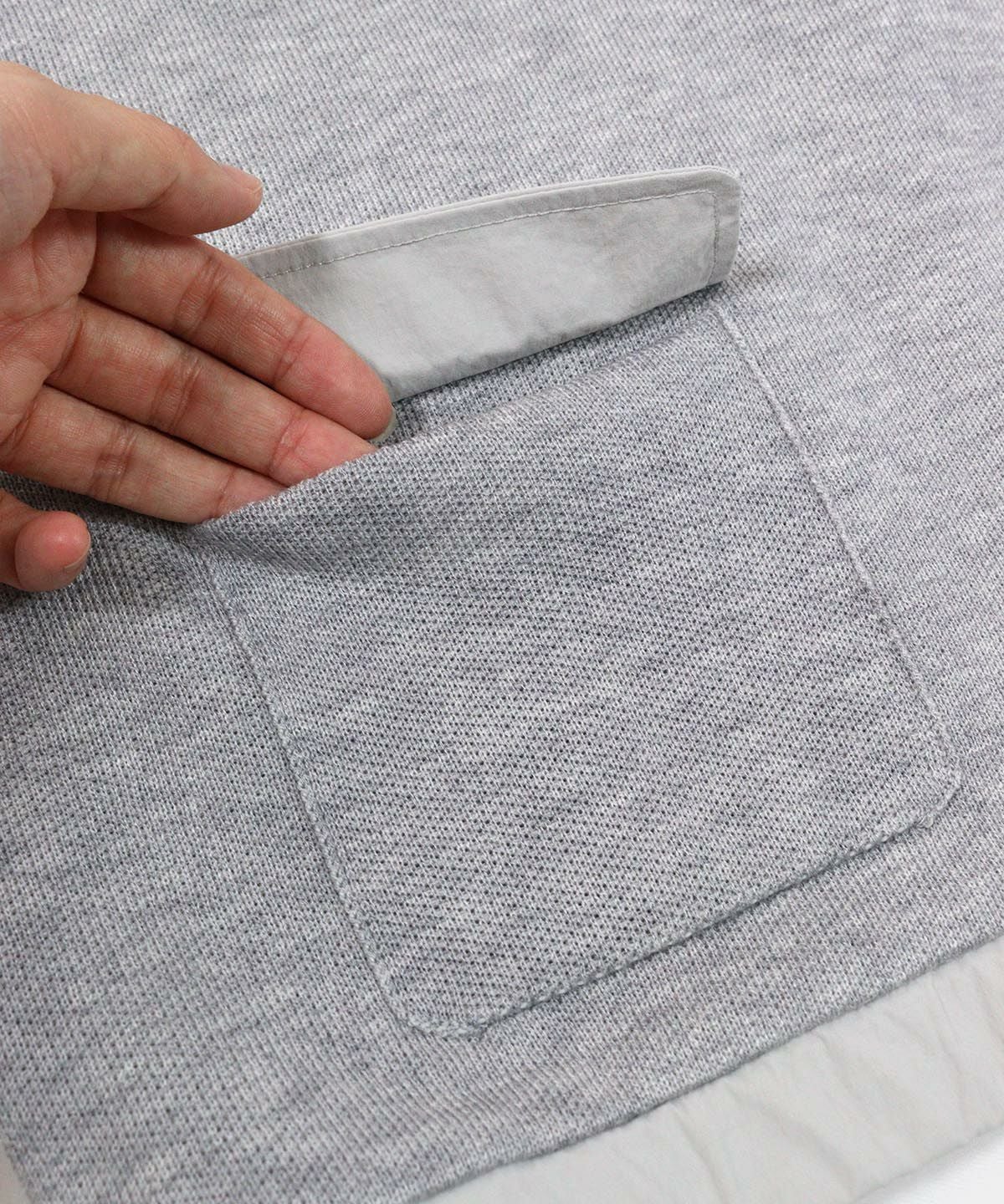 ポケット部分（ライトグレー）