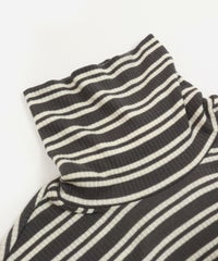 首元部分（グレー）