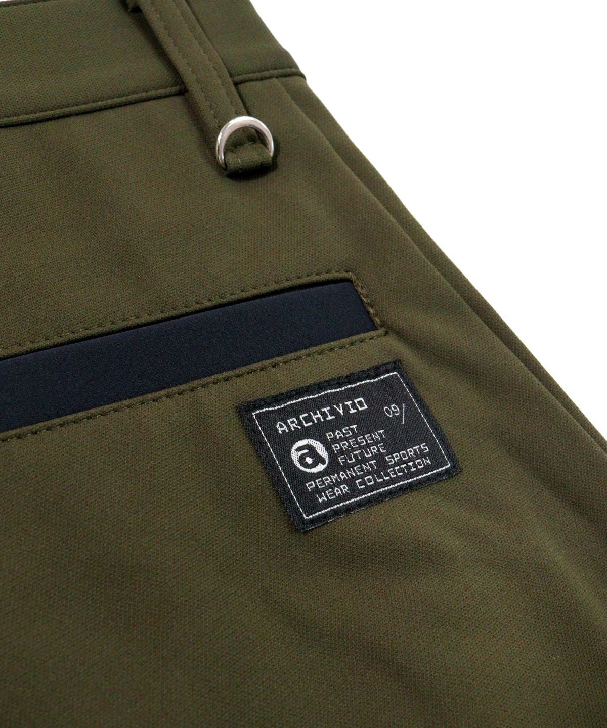 ロゴタグ部分（カーキ）