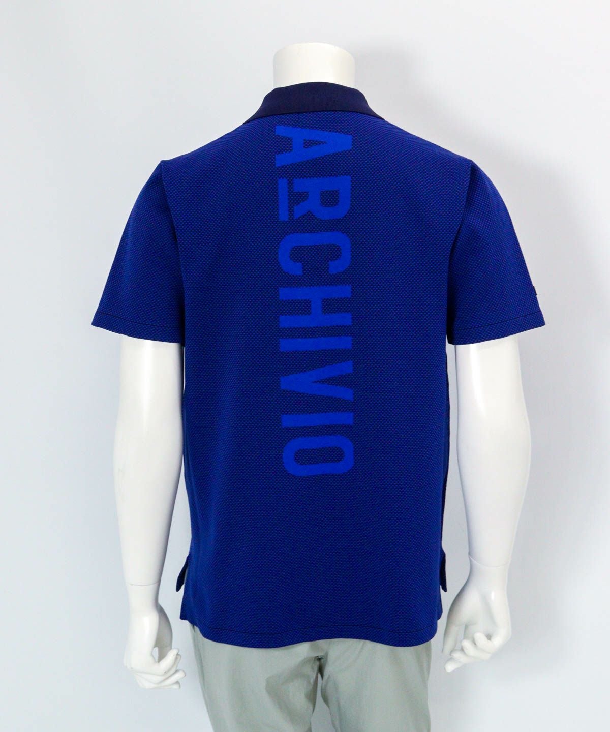 【メンズ】幾何学柄ニットポロシャツ後（ネイビー）