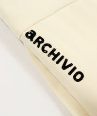 ロゴデザイン部分（ベージュ）