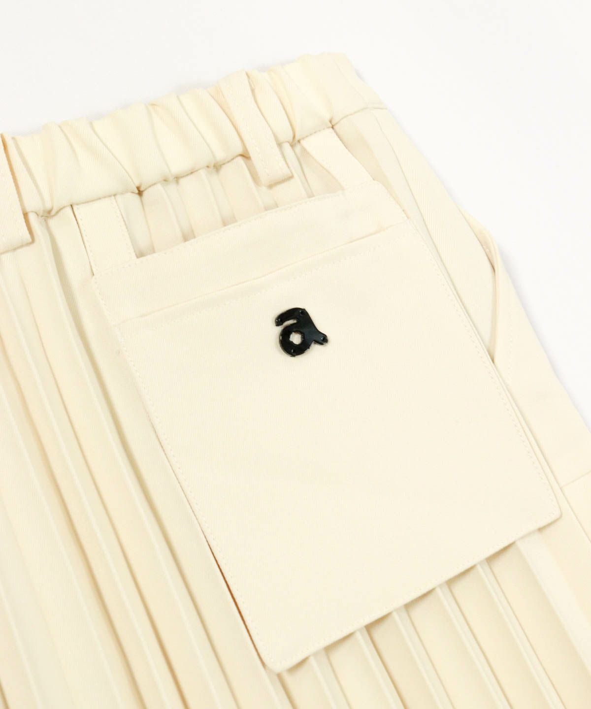 後ポケット部分（ベージュ）