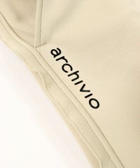 ロゴデザイン部分（ベージュ）