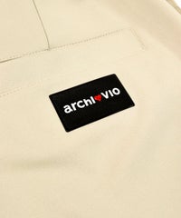 ロゴタグ部分（ベージュ）