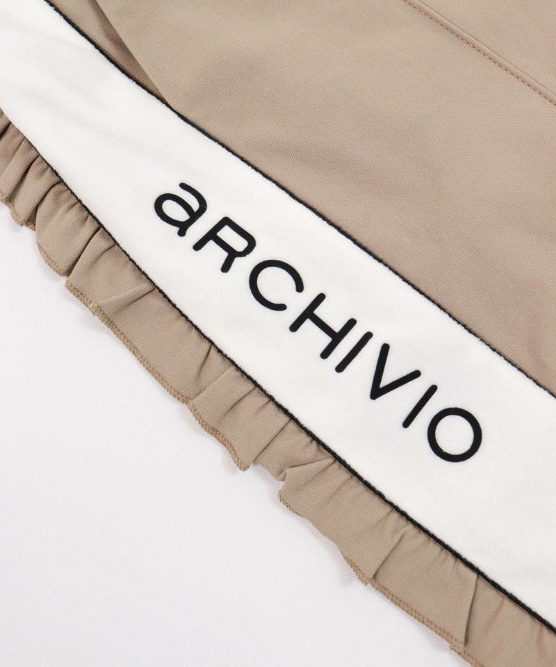 ロゴデザイン部分（ベージュ）