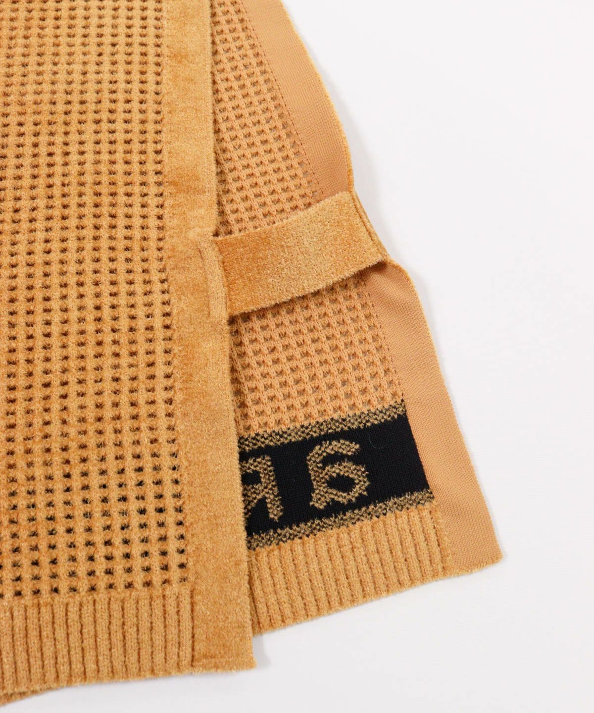 裾スリット部分（キャメル）