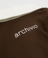 背中ロゴデザイン部分（ブラウン）