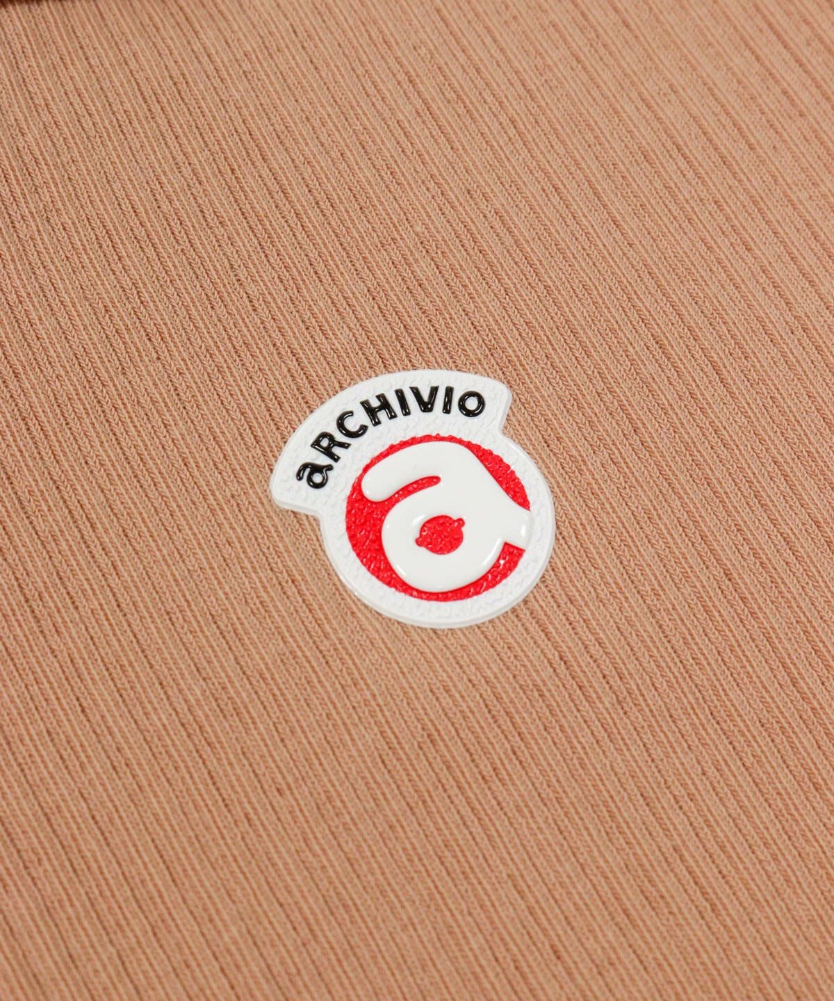 胸元ロゴデザイン部分（ベージュ）