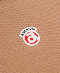 胸元ロゴデザイン部分（ベージュ）