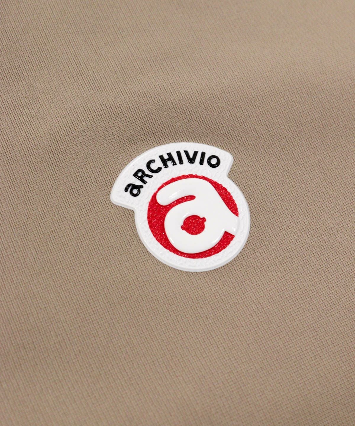 ロゴデザイン部分（ベージュ）