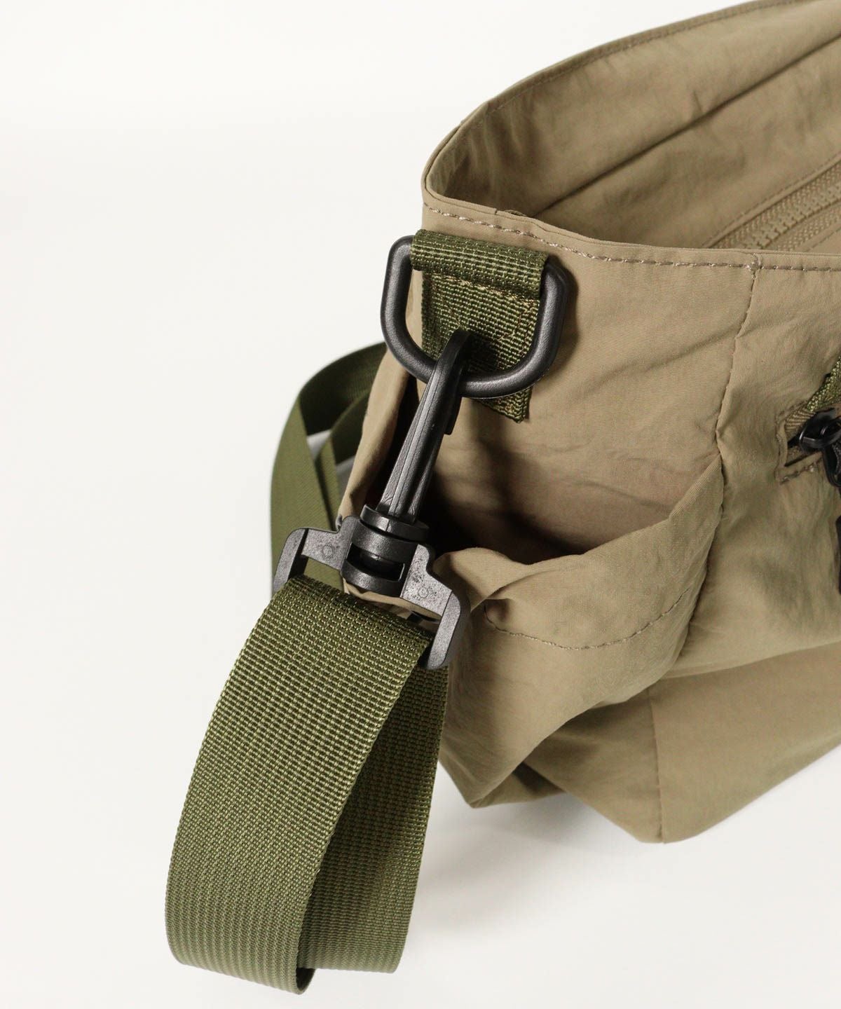 ショルダーストラップ取付部分（カーキ）