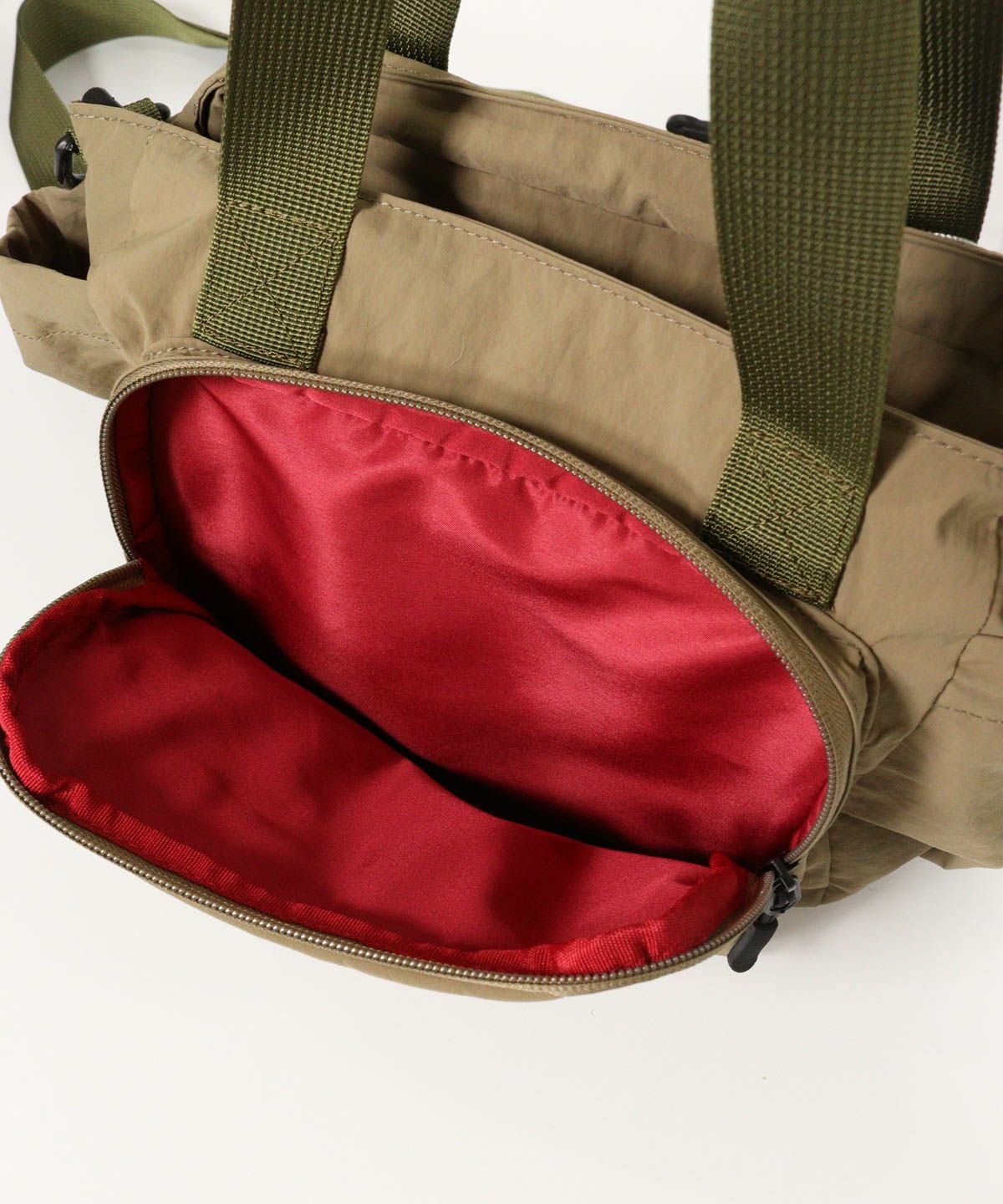 ポケット部分（カーキ）