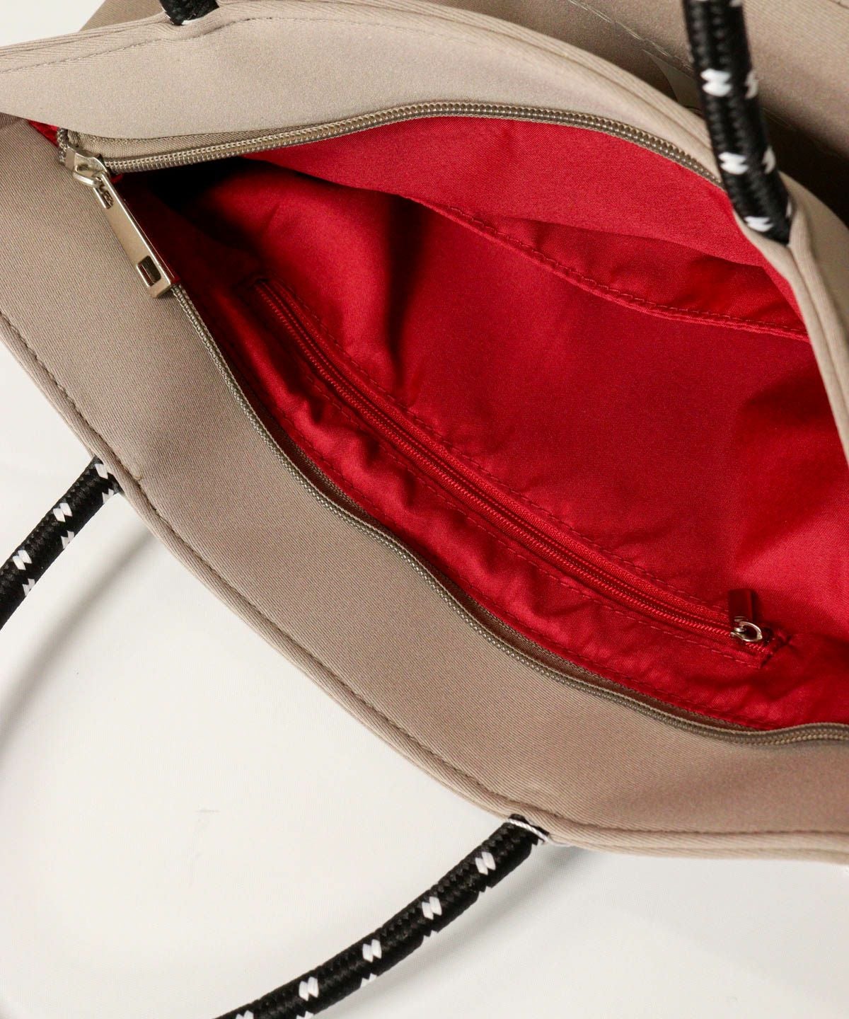 内側ファスナー部分（グレー）