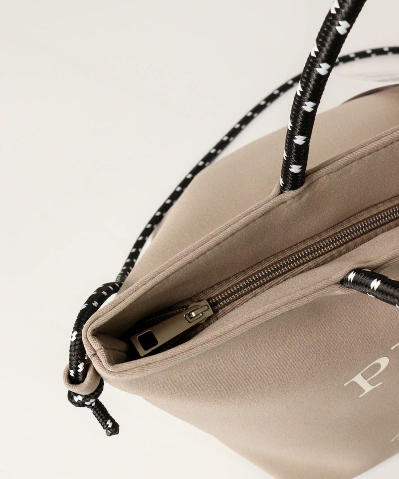 上ファスナー部分（グレー）