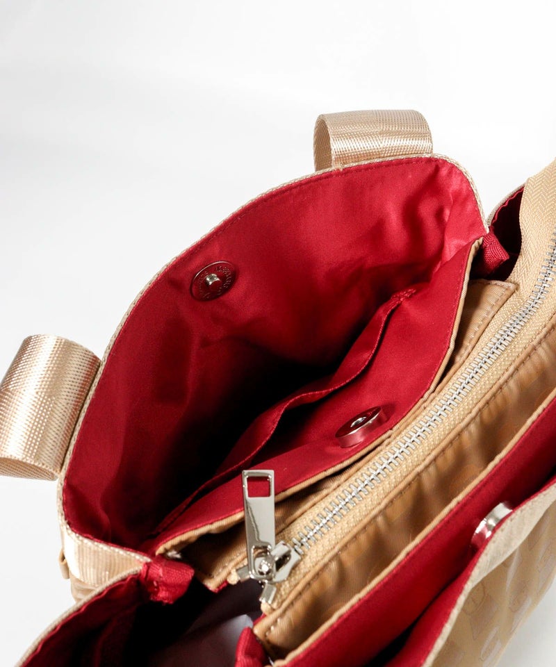 フロントポケット内