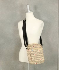  総柄ナイロンショルダーバッグ肩掛けイメージ（ベージュ）