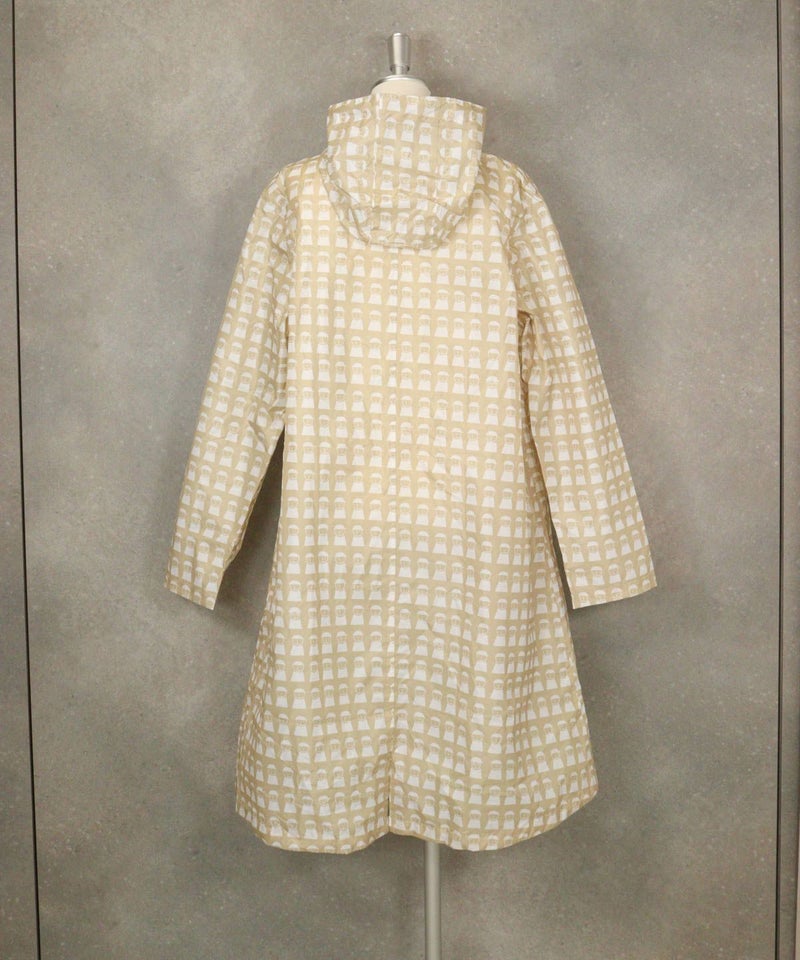  ピコ総柄レインコート後（ベージュ）