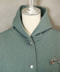 首元アップ（グリーングレー）