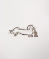 犬ブローチ裏面