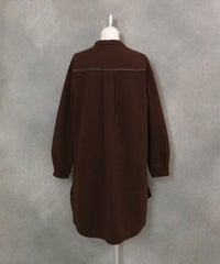 発熱保温素材ステッチブラウス(ブラウン)後ろ