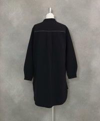 発熱保温素材ステッチブラウス(ネイビー)後ろ