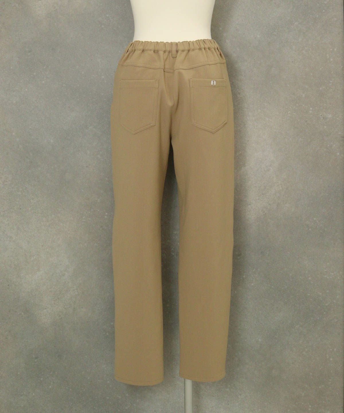 ベーシックテーパードパンツ後（キャメル）