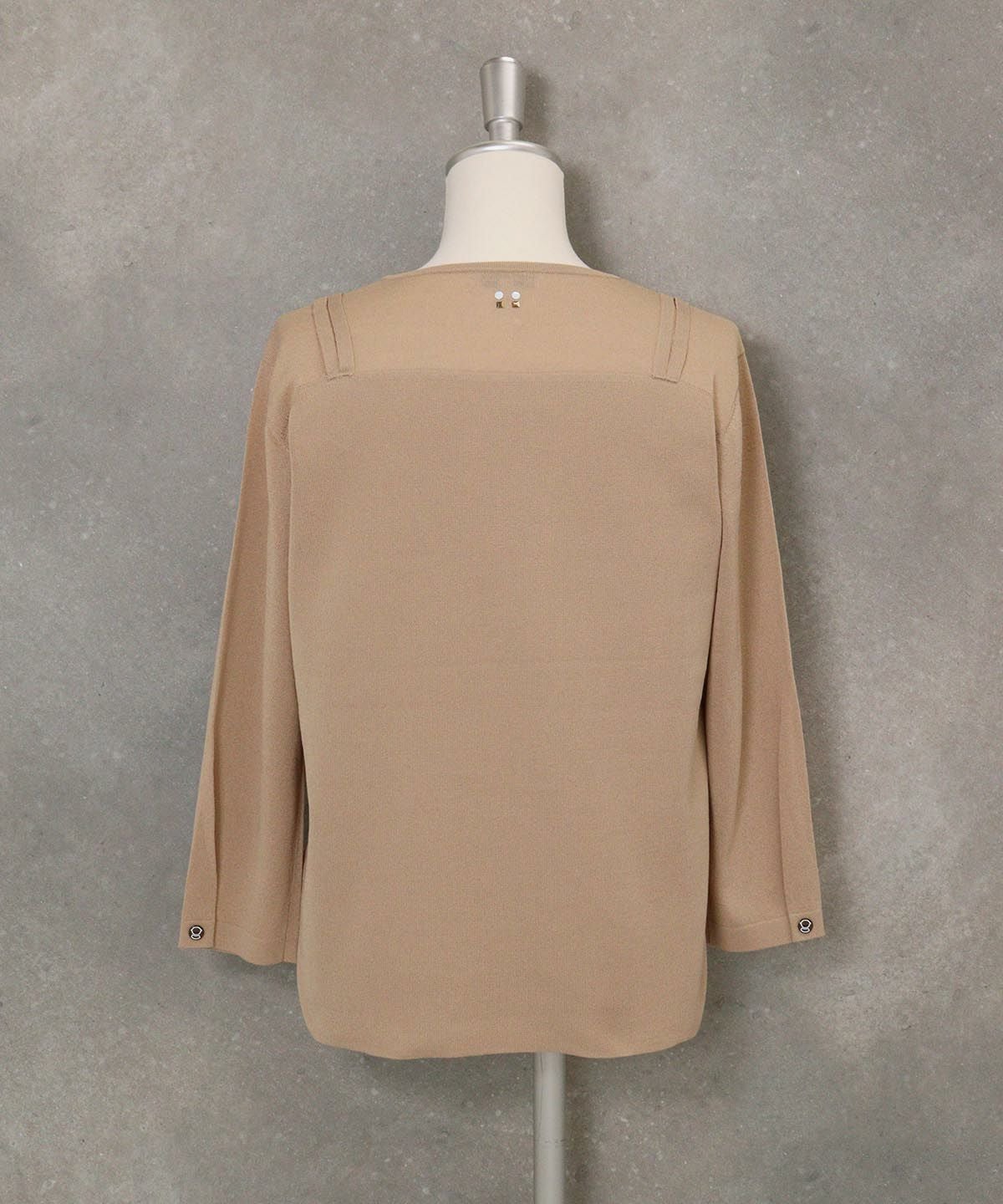 レイヤード風デザインニット(ベージュ)後ろ