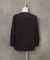 レイヤード風デザインニット(グレー)後ろ