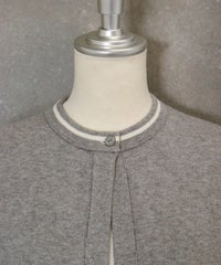 首元アップ（グレー）