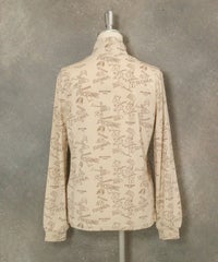 総柄ハイネックプルオーバー後ろ（ベージュ）