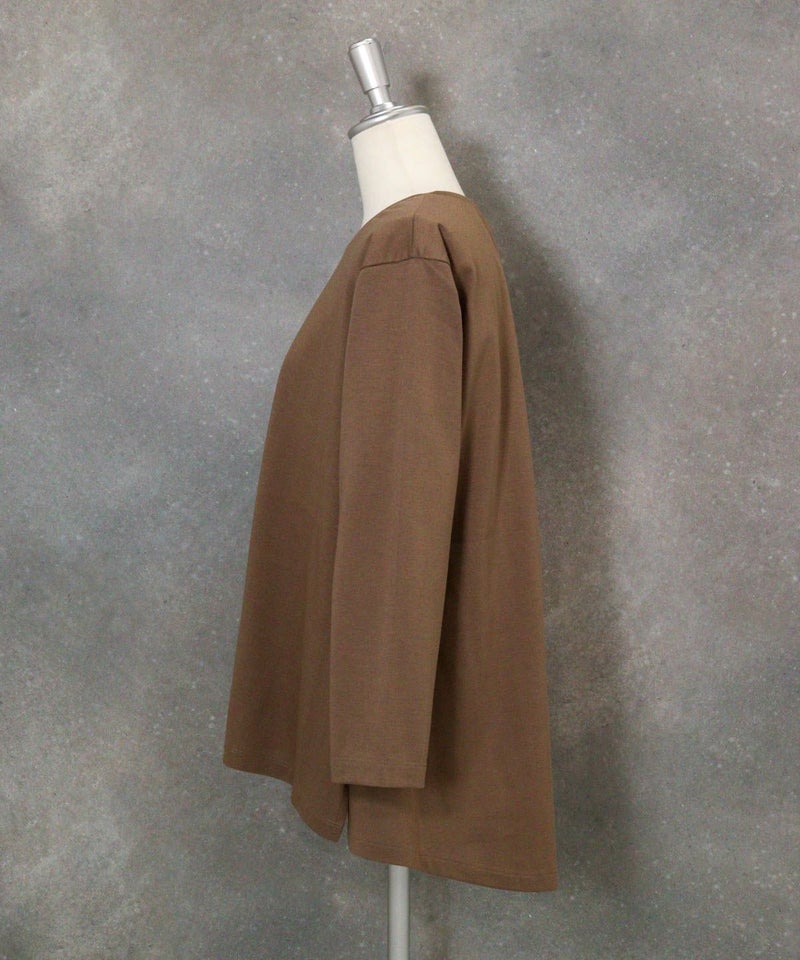 スパンコールイレギュラーヘムプルオーバー横（ブラウン）