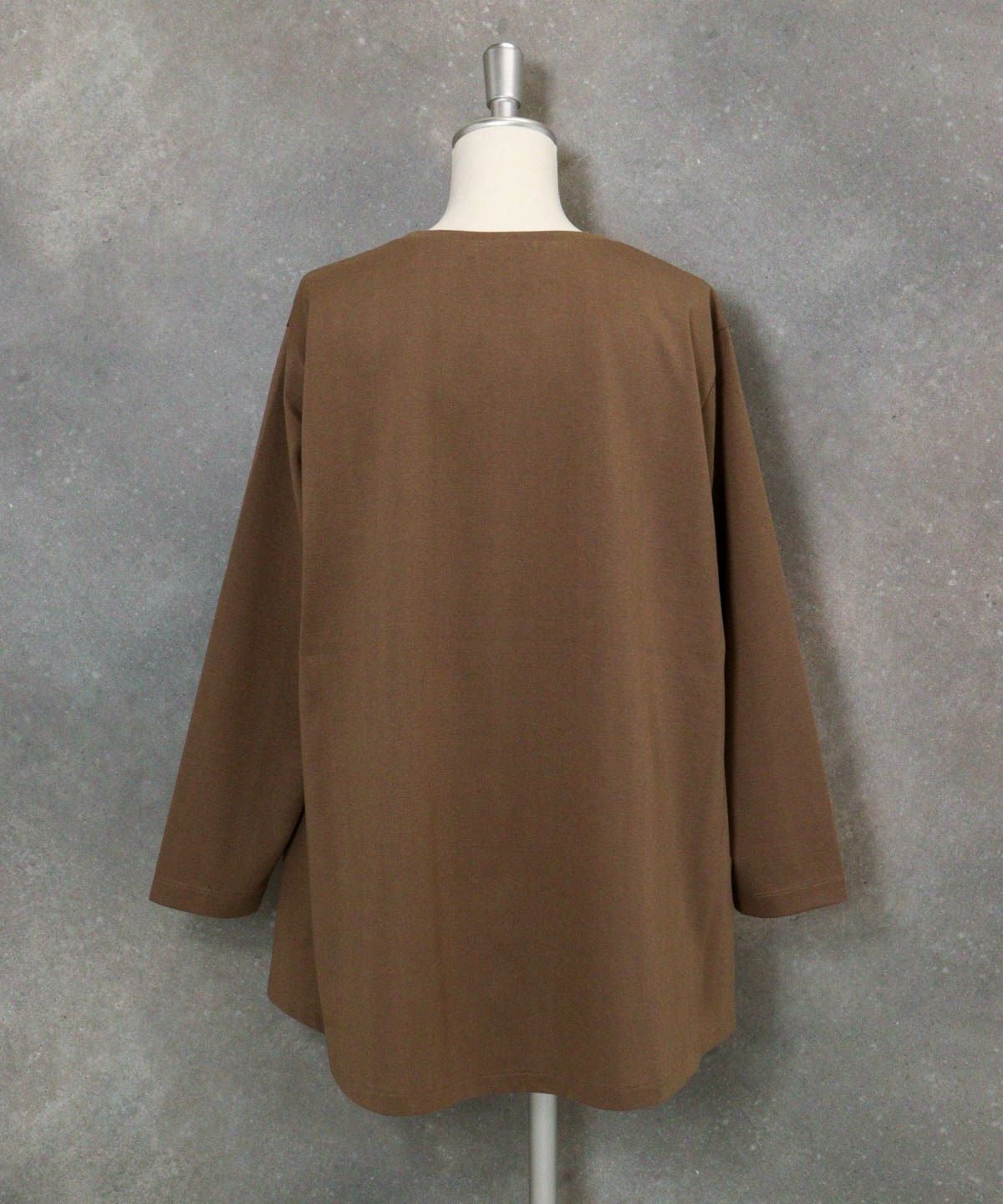 スパンコールイレギュラーヘムプルオーバー後ろ（ブラウン）