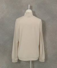 チェーン刺繍ハイネックプルオーバー後（ベージュ）