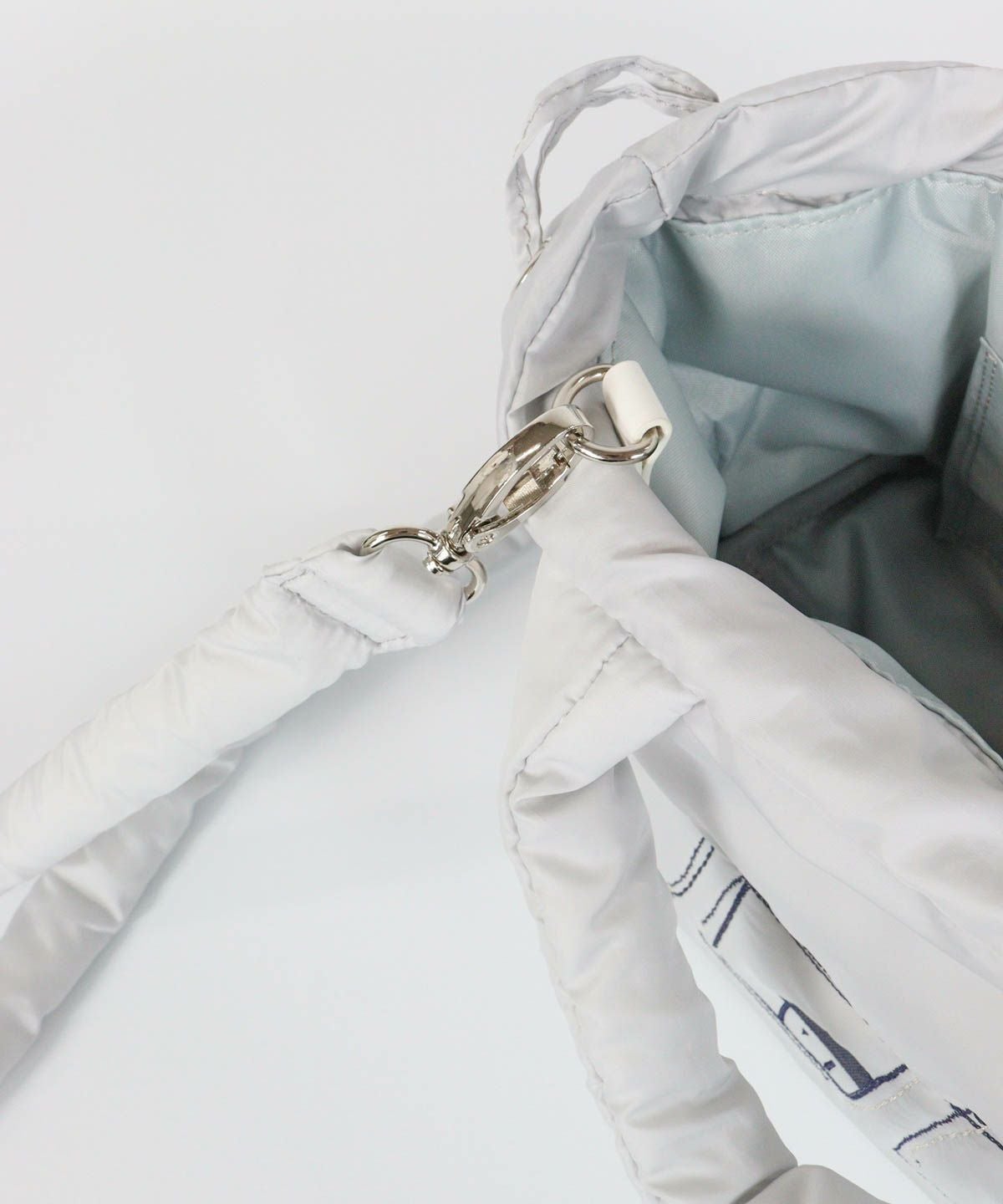 ショルダーストラップ取付部分（ライトグレー）