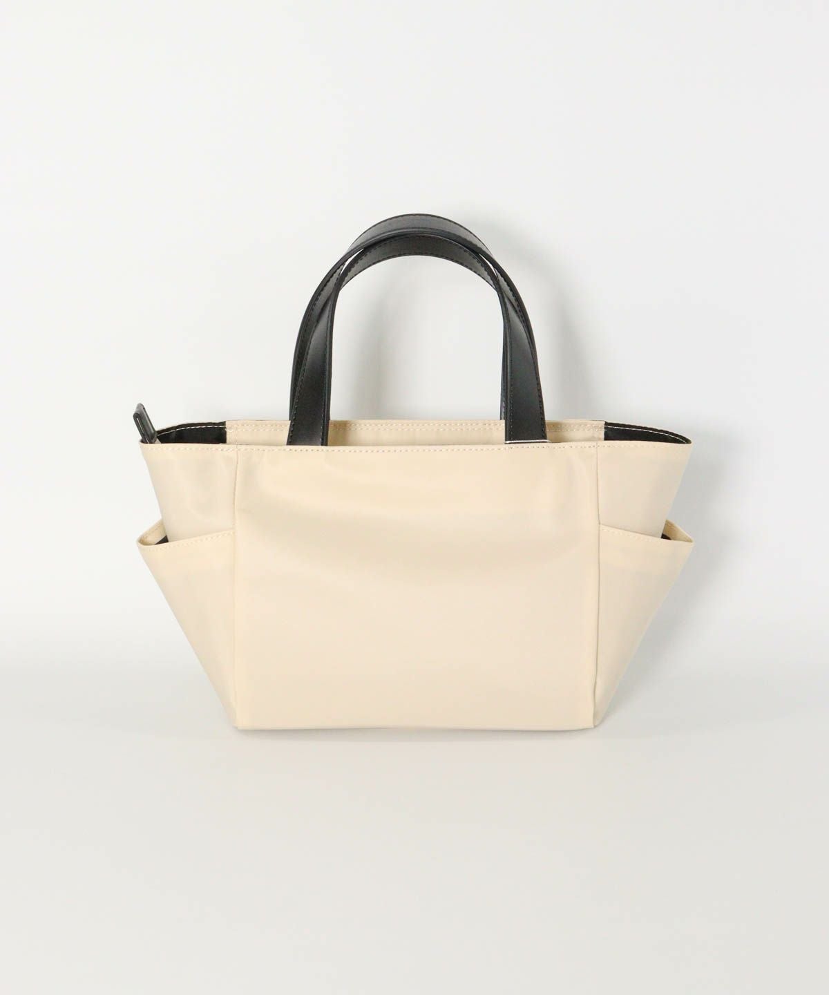 ロゴワッペンナイロンカートバッグ後（ベージュ）