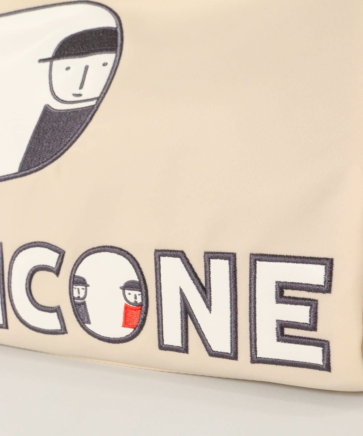 ロゴデザイン部分（ベージュ）