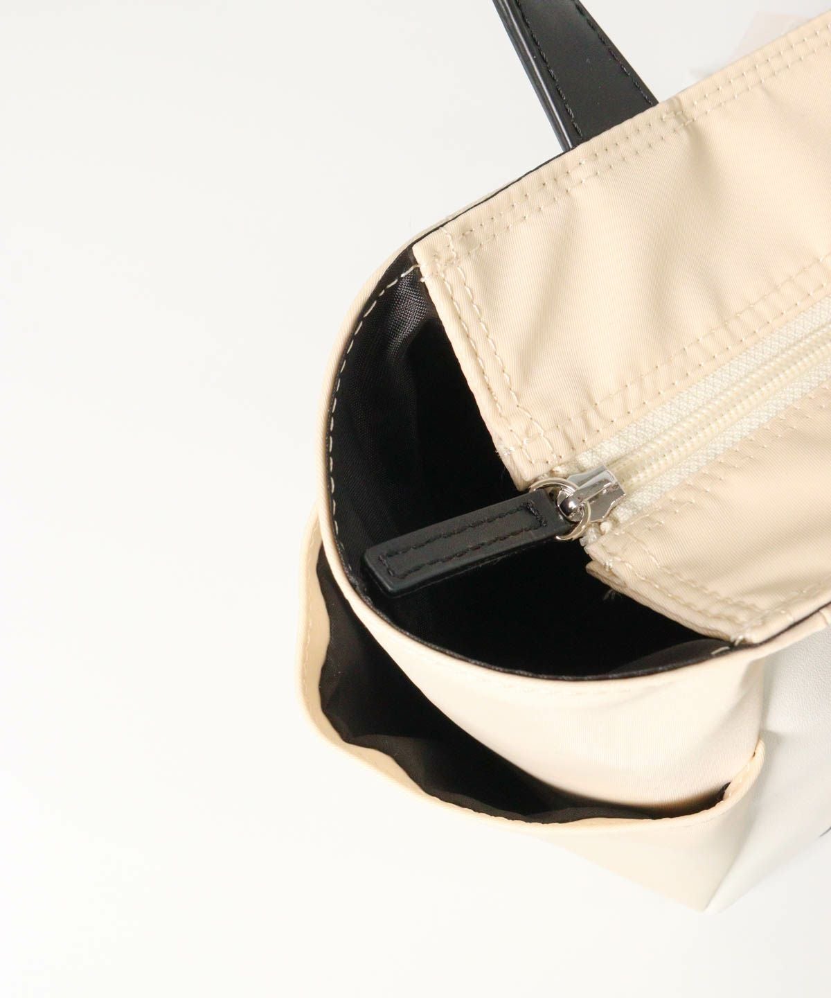 上ファスナー部分（ベージュ）