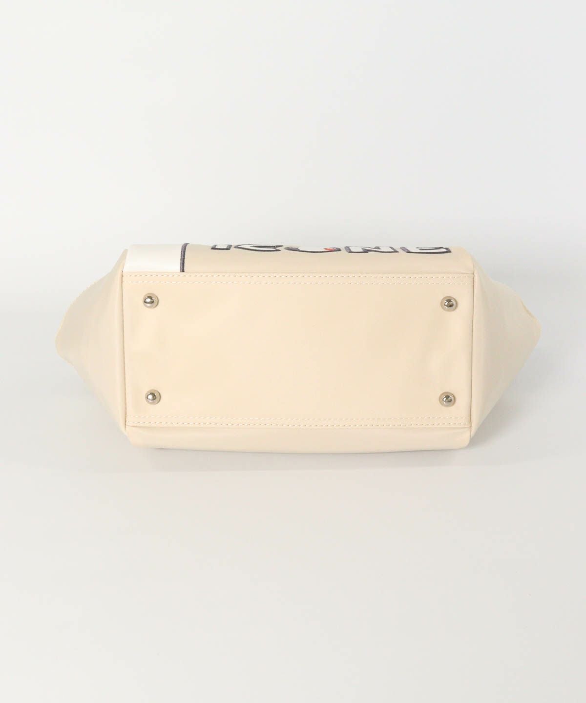 底部分（ベージュ）