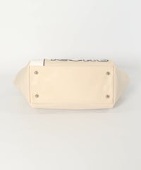 底部分（ベージュ）