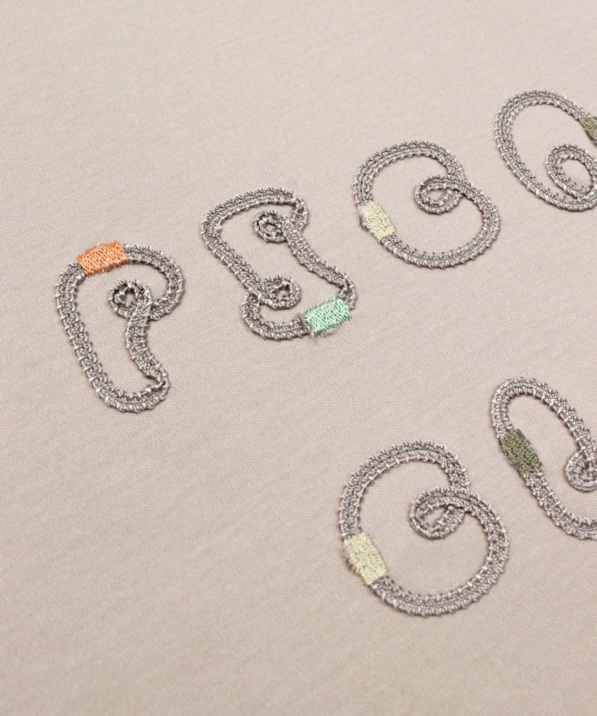 胸元デザイン部分（ライトグレー）