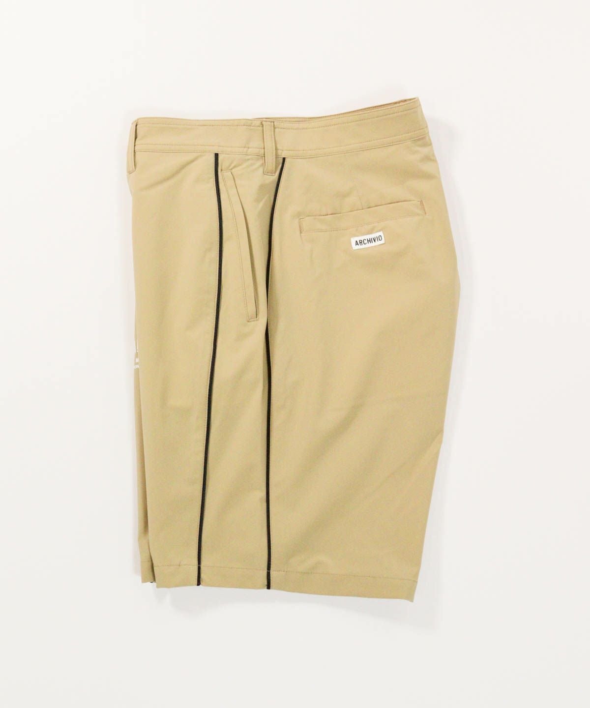 【メンズ】パイピングラインショートパンツ横（ベージュ）