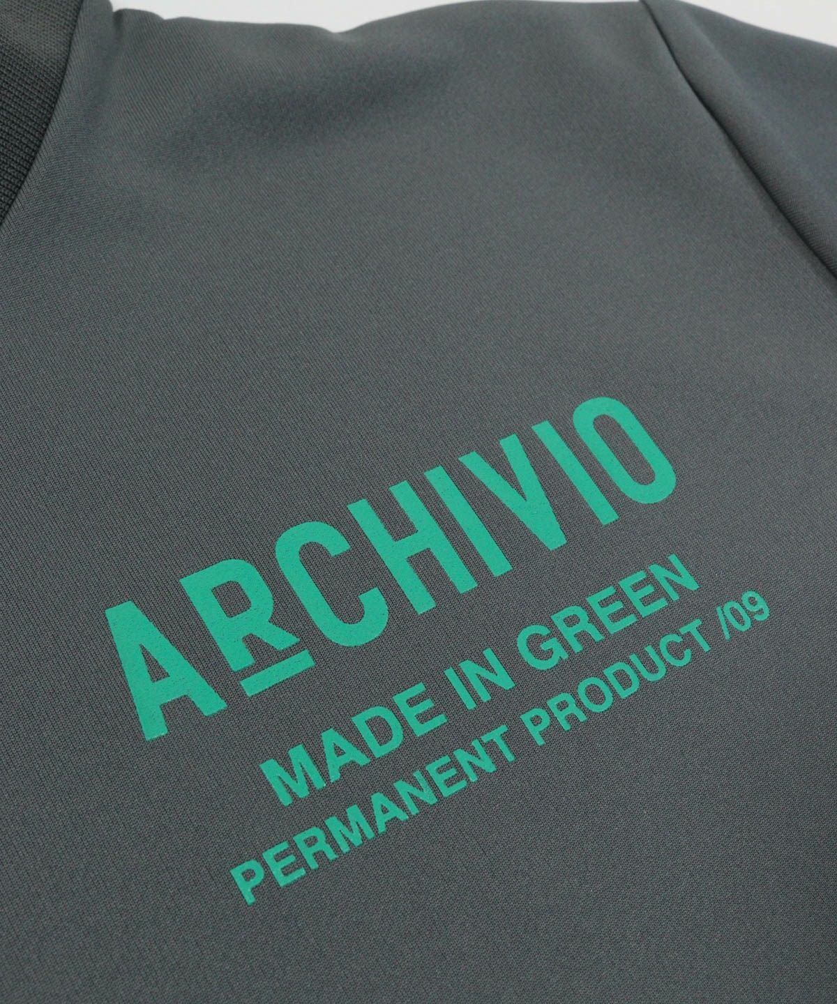 胸元ロゴデザイン部分（グレー）