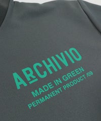 胸元ロゴデザイン部分（グレー）