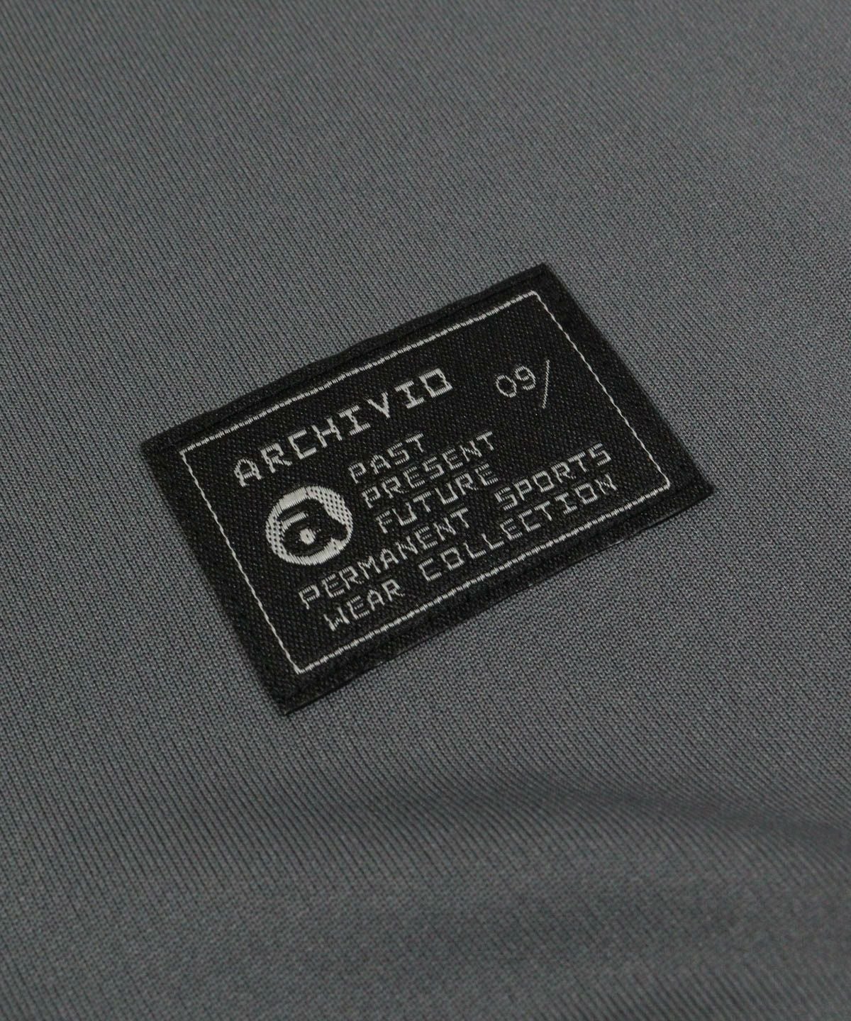 ロゴタグ部分（グレー）